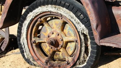 7 نصائح مهمة لتفادي كارثة مميتة إذا انفجر إطار سيارتك على الطريق