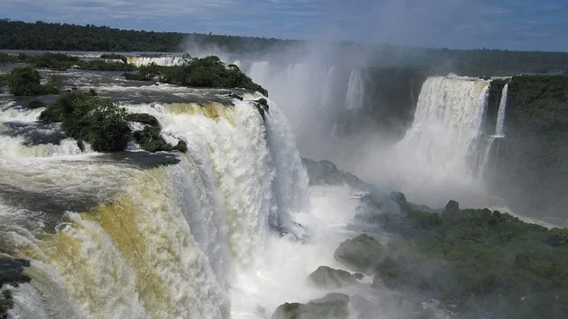أفضل الدول السياحية للعوائل الصورة شلالات Iguazú في الأرجنين