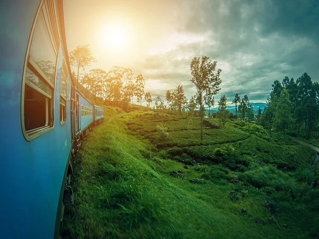 أفضل الدول السياحية للعوائل الصورة الصورة تشير الى ركوب القطار في سريلانكا
