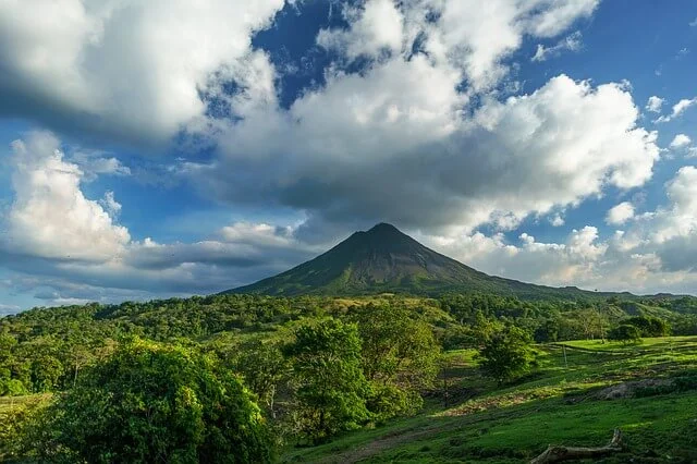 أفضل الدول السياحية للعوائل الصورة جبل بركاني في كوستاريكا وسط الغابات المحمية