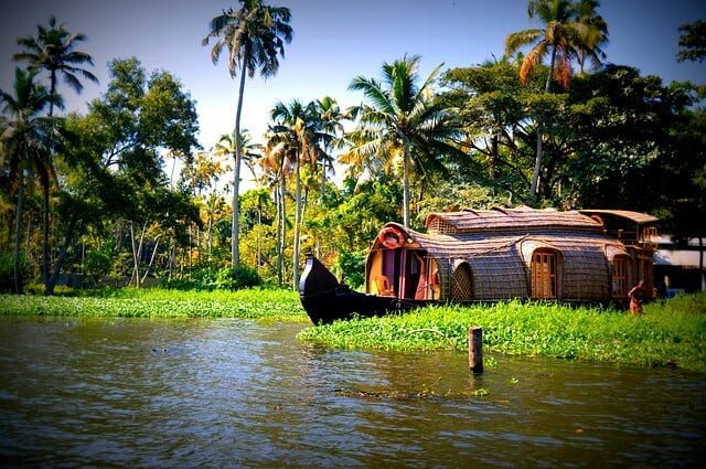 أفضل الدول السياحية للعوائل الصورة قوارب مصنوعة من قصب الخيزران في الهند تصلح للإقامة وقضاء العطل